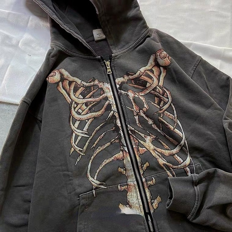 Trendy zwarte dames StreetHoodie™ met uniek gothic design, ideaal voor een casual streetwear outfit.