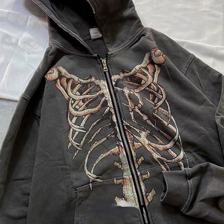 Trendy zwarte dames StreetHoodie™ met uniek gothic design, ideaal voor een casual streetwear outfit.