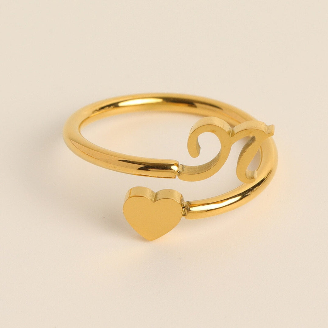 Goudkleurige initialenring, hartvormig, voor dames, persoonlijk en modieus.