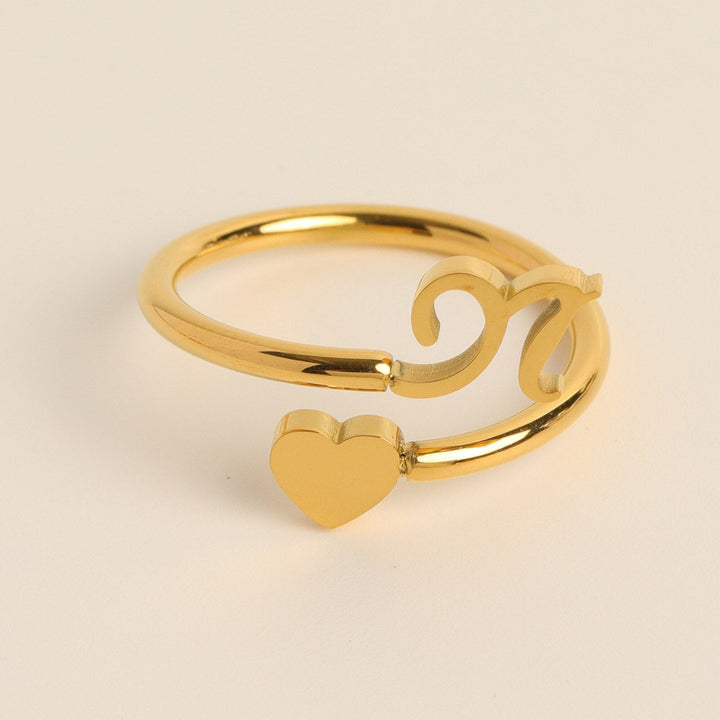 Goudkleurige initialenring, hartvormig, voor dames, persoonlijk en modieus.