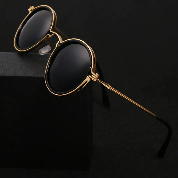 Moderne unisex zonnebril, gepolariseerd voor comfort en uitgerust met een duurzaam metalen frame.