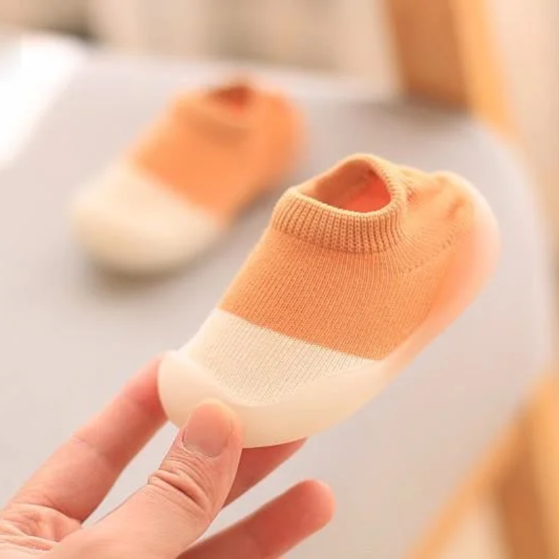 Barefoot schoenen ondersteunen de natuurlijke voetvorm en groei bij jonge kinderen.