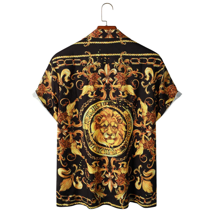 Statement korte mouw heren overhemd, zwarte stof met luxe gouden barok print. Perfecte avondkleding.