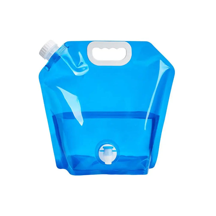 Persoon draagt opvouwbare waterzak van 10L tijdens wandeling, perfecte hydratatieoplossing voor buitensport en reis.