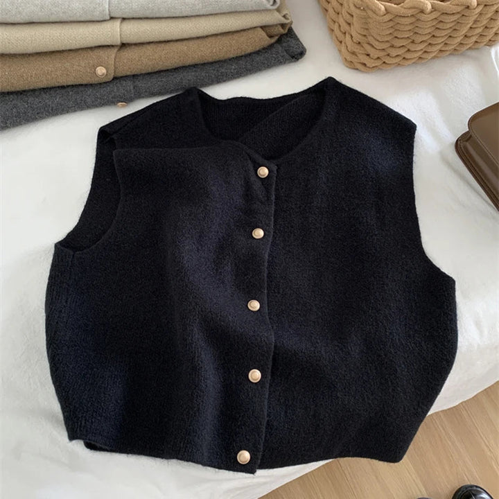 Solveig damesgilet van gebreide merinowol. Comfortabel, mouwloos en warm voor koude dagen.