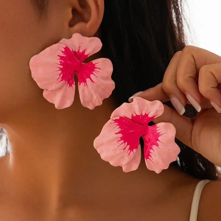 Kleurrijke opvallende bloemen oorbellen voor dames; elegant en feestelijk accessoire, maakt elke look compleet.