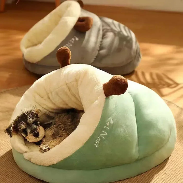 Luxe opvouwbaar hondenbed voor knusse wintercomfort, ideaal voor kleine tot middelgrote honden. Wasbaar en warm.