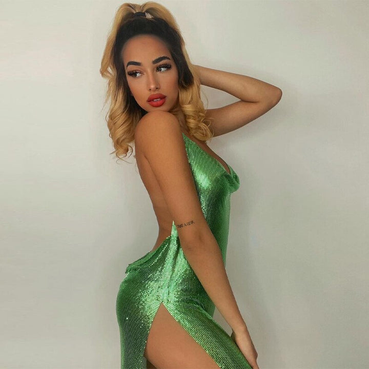 Zilveren glitter mini jurk, sexy en uitdagend met open rug. Een must-have voor feestelijke gelegenheden.