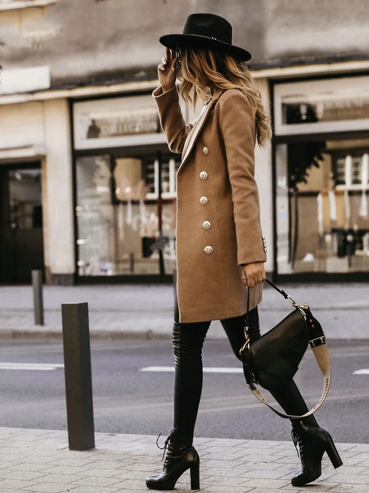 Klassieke dames trenchcoat, lange beige jas met dubbele rij knopen, ideaal voor vrouwenmode.