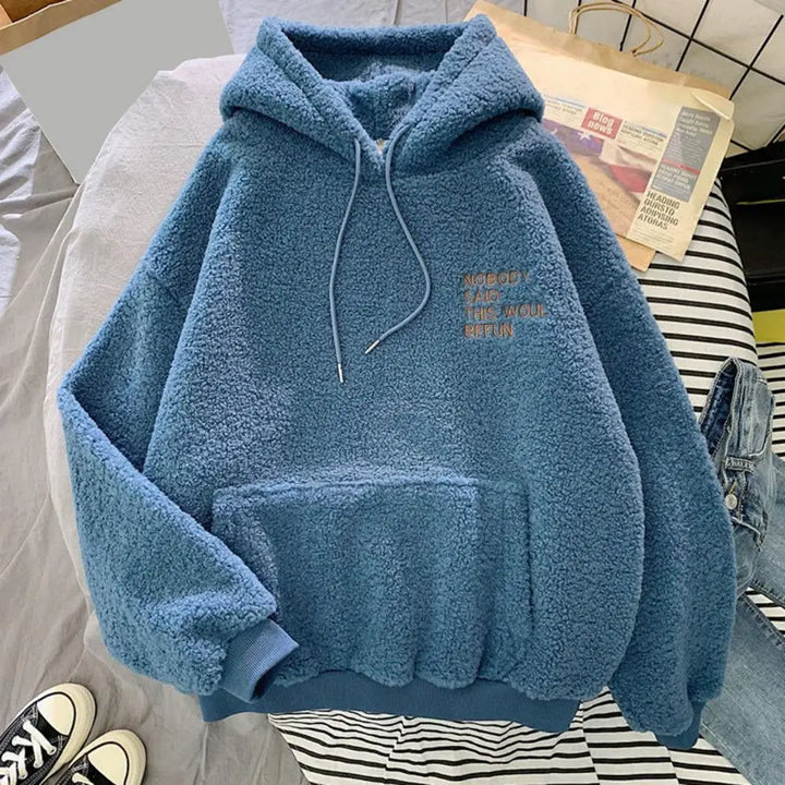 Blauwe dames winter hoodie, loose fit en warme trui. Comfortabel en stijlvol voor koude dagen en dagelijks gebruik.
