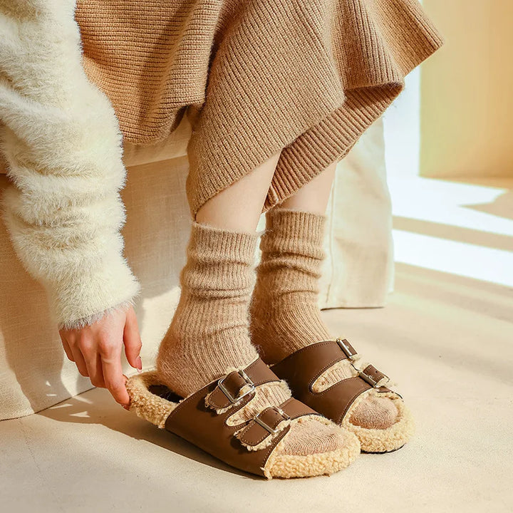 Dames sokken van zachte kasjmierwol, bieden warmte en luxe comfort voor thuis.