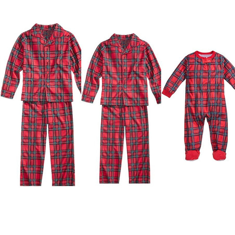 Rode match kledingset voor familie, met comfortabele outfits voor ouders en kinderen in levendig rood.