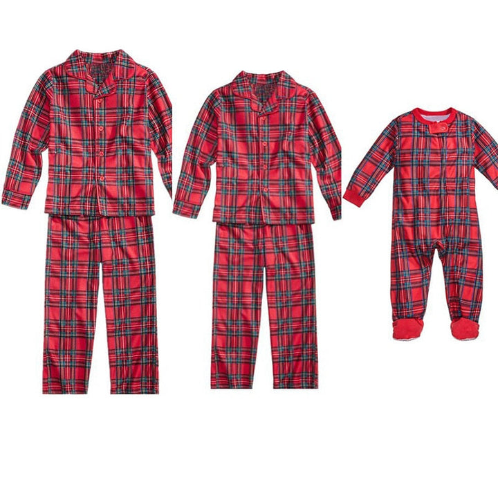 Rode match kledingset voor familie, met comfortabele outfits voor ouders en kinderen in levendig rood.