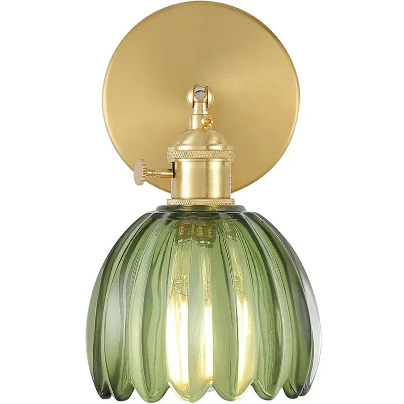 Vintage tulp wandlamp: gouden accenten, glazen kap, sfeervolle verlichting.