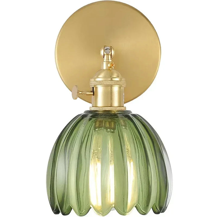 Vintage tulp wandlamp: gouden accenten, glazen kap, sfeervolle verlichting.