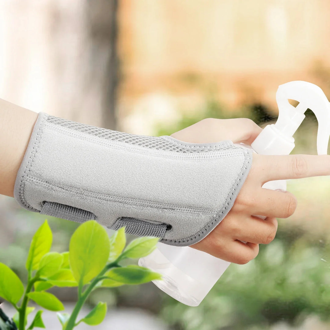 Ondersteunende polsbrace unisex met spalk voor stabilisatie en vermindering van pijn bij polsaandoeningen.
