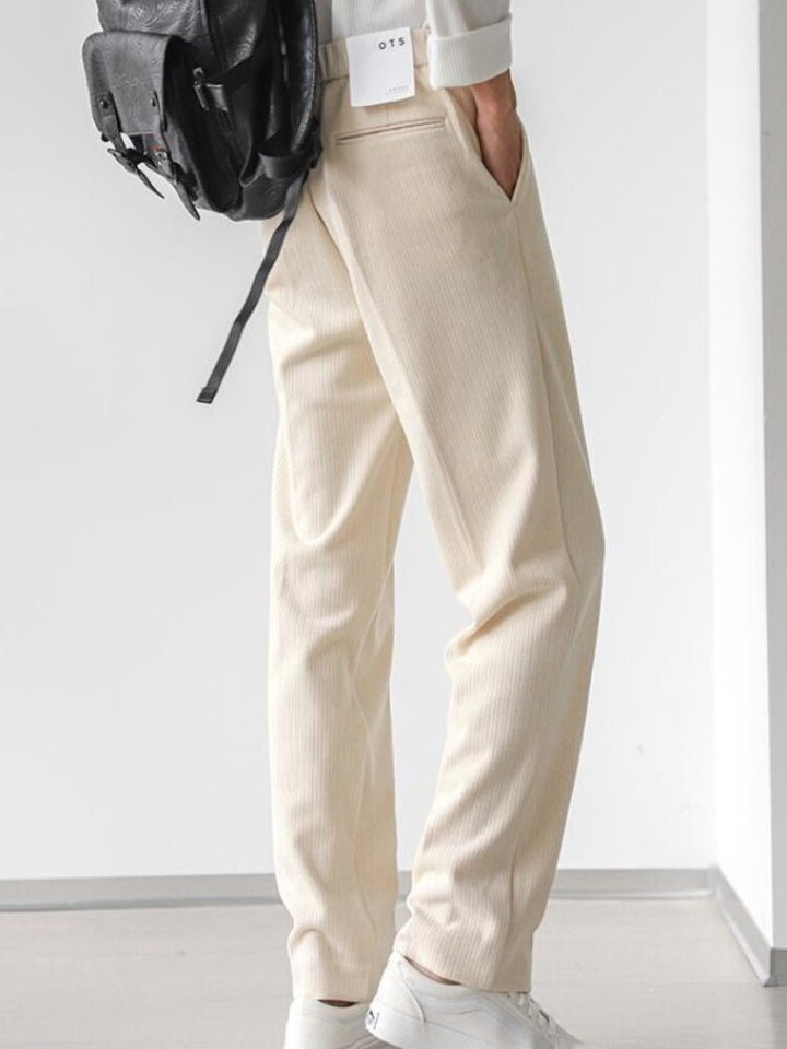 Veelzijdige crème heren pantalon; een stijlvolle loose fit broek die comfortabel zit en makkelijk te combineren is.