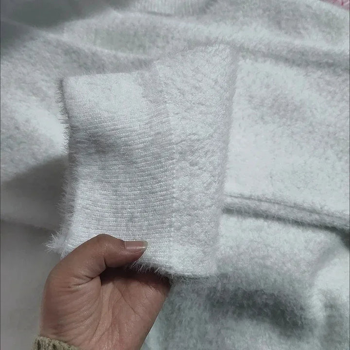 Luxueus damesvest van rijk fluweel met glanzende parelknoppen, een zacht en modieus kledingstuk.