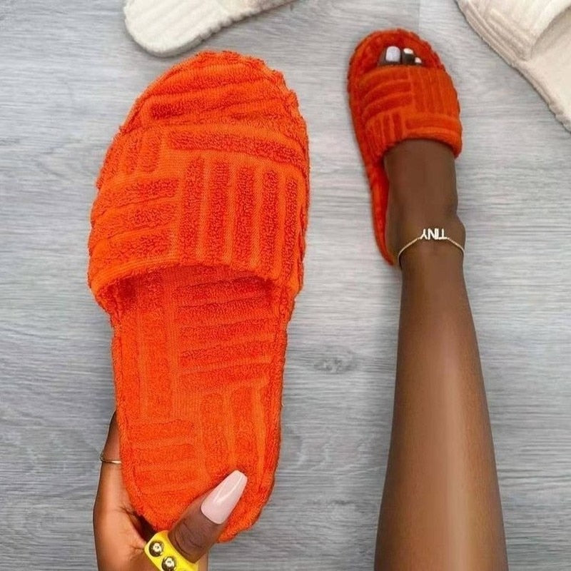 Zwarte KarliensSlippers dames pantoffels, comfortabel en warm, ideaal voor thuisgebruik.