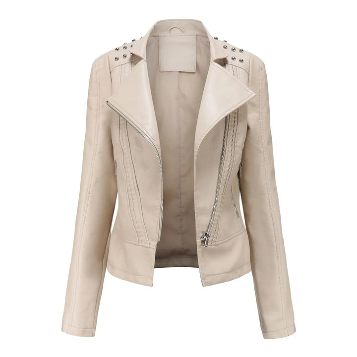 Casual Carmie jack met opvallende studs, voegt een bikerstijl toe aan je kleding.