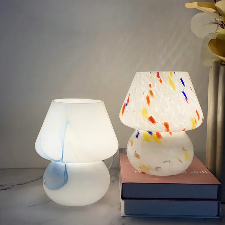 Glazen LumiMush paddenstoellamp op een bijzettafel, voegt esthetisch design toe aan de woonkamer.