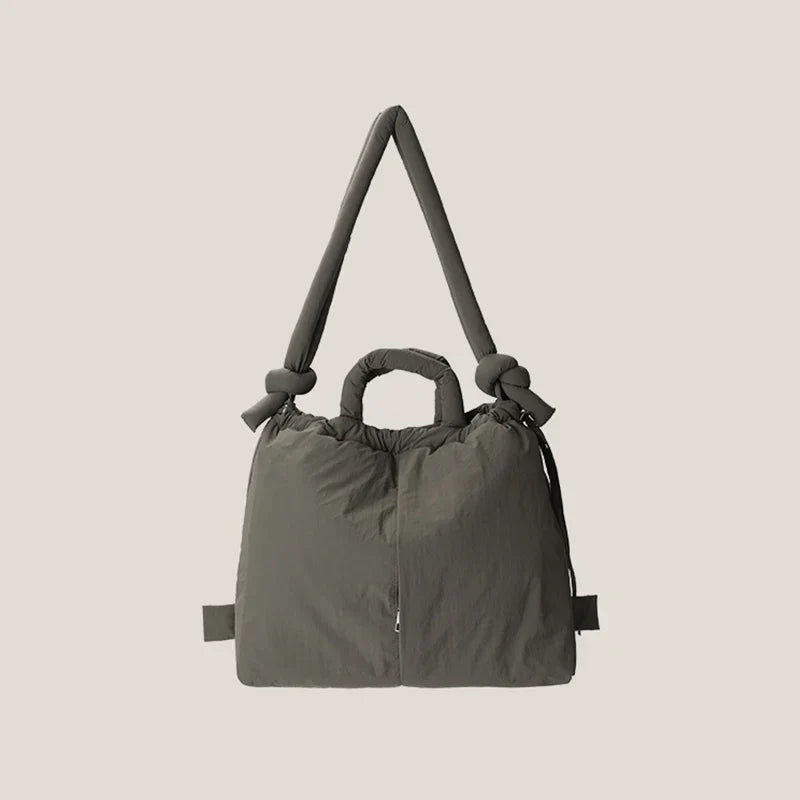 Veelzijdige zwarte dames puffer handtas. Te dragen als schoudertas of handtas, trendy, comfortabel en praktisch.