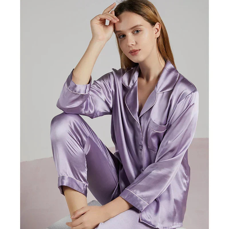 Model in luxe damespyjama set, vredig slapend in een comfortabel bed.