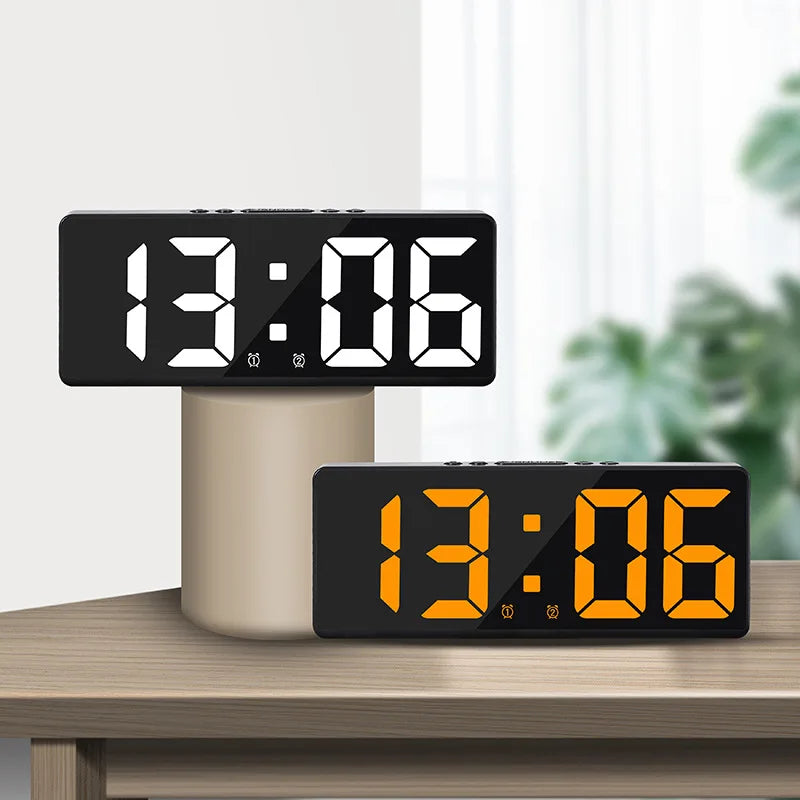 Digitale wekker met kleurrijk LED display, ingebouwde temperatuur- en datumweergave, strak design.