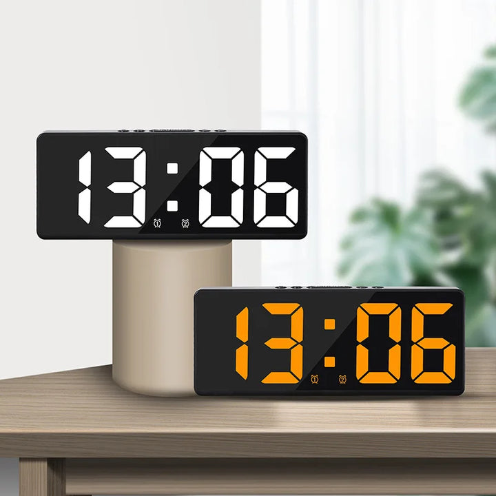 Digitale wekker met kleurrijk LED display, ingebouwde temperatuur- en datumweergave, strak design.