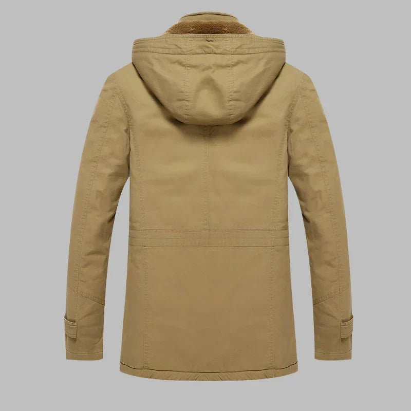 Zwarte heren winterjas met bontkraag, waterdicht en extra warm, perfecte wintermode voor koude dagen.