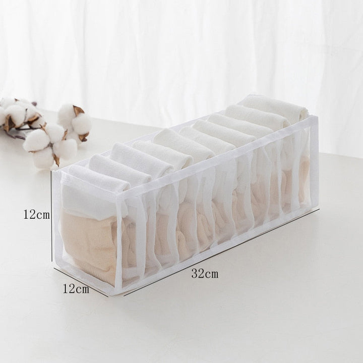 Handige lade organizer van duurzaam materiaal met meerdere vakken voor gesorteerd ondergoed en sokken.
