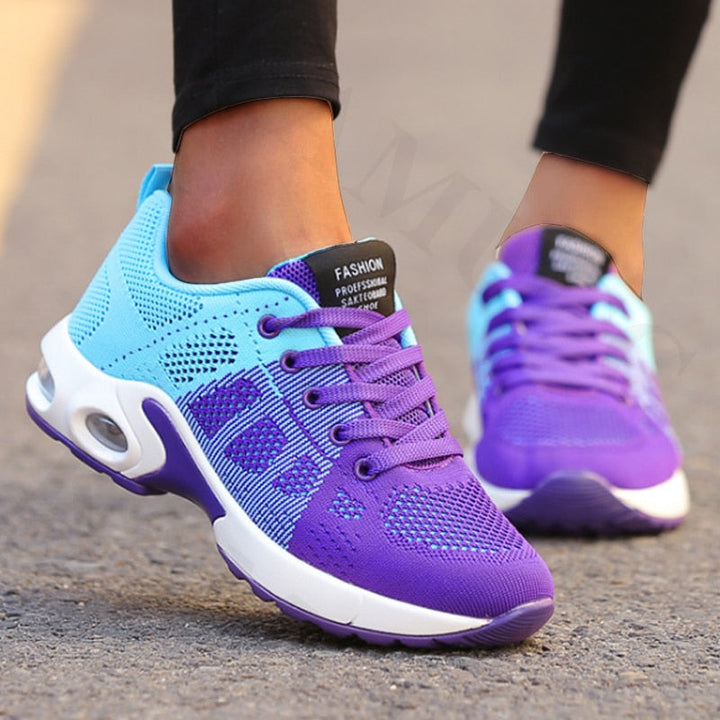Vrouw draagt ademende RunnyShoes™ dames sportschoenen tijdens het hardlopen, comfort en prestatie staan centraal.