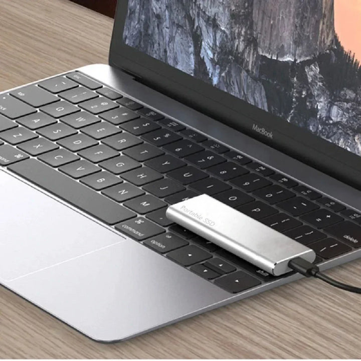 Rode, slanke USB-C externe harde schijf, 4TB. Ideaal voor snelle bestandsoverdracht en draagbare gegevensopslag.
