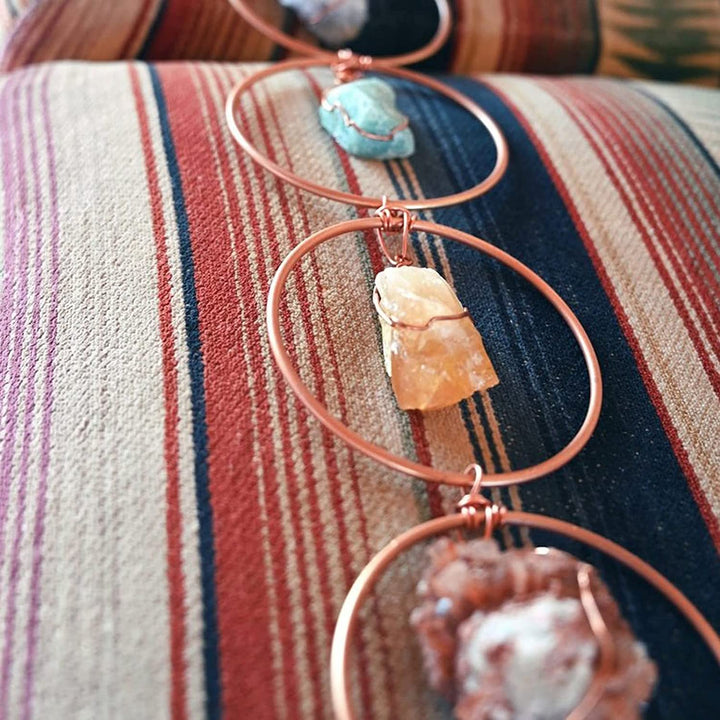 Decoratieve chakra hanger met edelstenen, perfect voor spirituele meditatie en een serene ambiance.