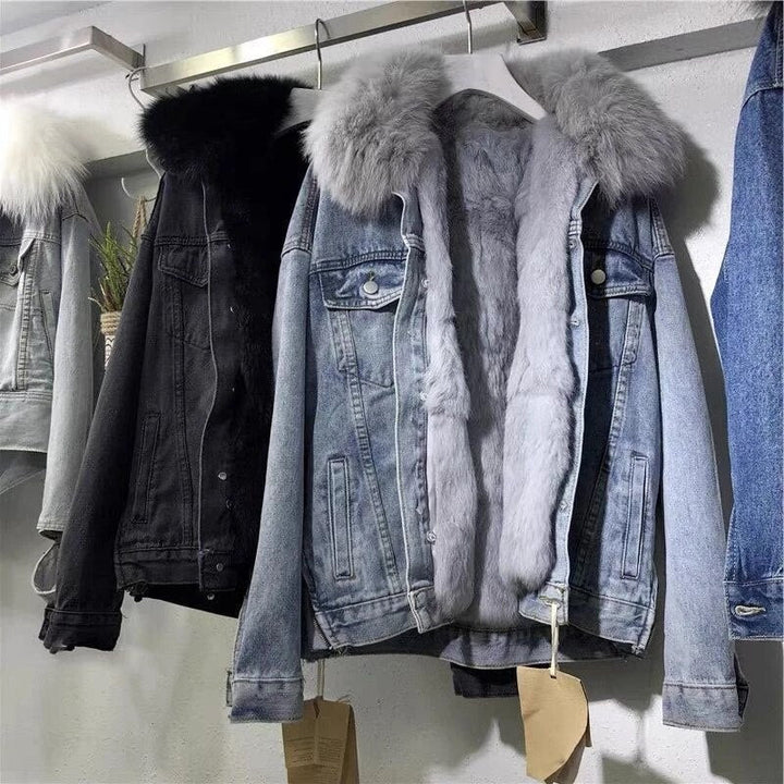 Lichtblauwe denim DoryJacket voor dames, casual chique damesjas voor een comfortabele en trendy outfit.