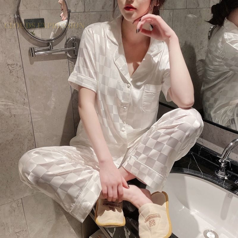 Comfortabele damespyjama, ideaal als loungewear of voor een stijlvolle nacht.