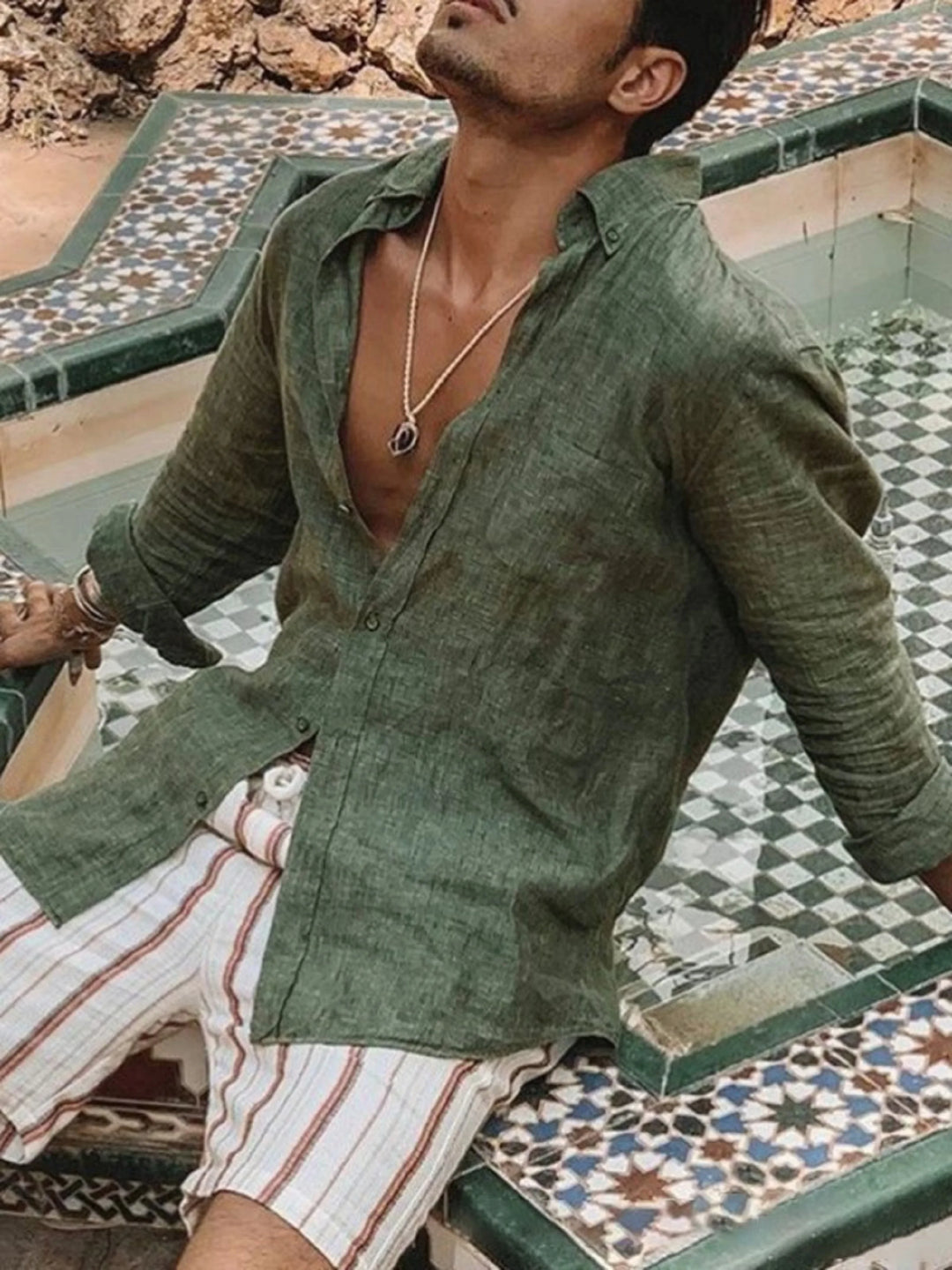 Stijlvol groen of wit heren zomeroverhemd met knoopsluiting. Luchtig, lange mouwen en een regular fit voor herenmode.