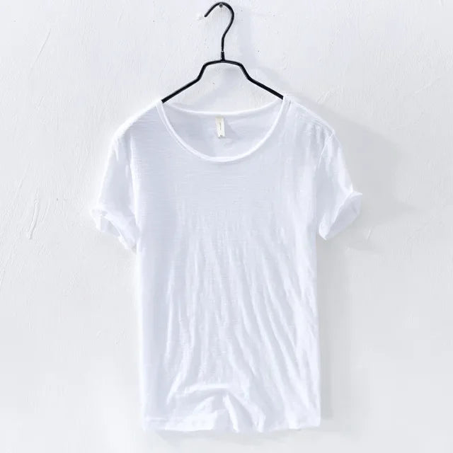 Monochrome slim-fit heren T-shirt, retro design, met ruwe rand voor een moderne uitstraling.
