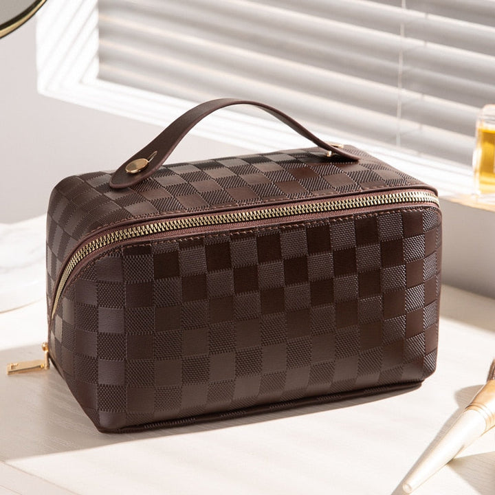 Praktische dames cosmetica organizer van PU-leer, met veel ruimte en vakken voor accessoires.