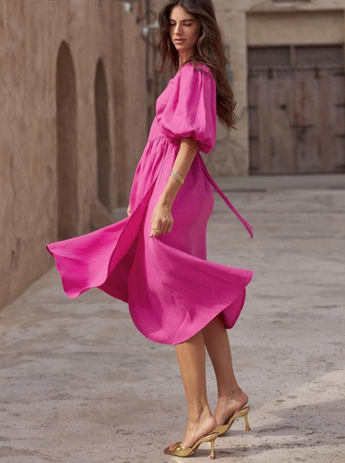 Lange dames zomer wikkeljurk met flatterend model en stijlvolle pofmouwen.