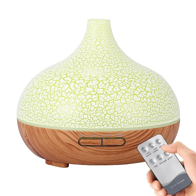 Compacte ZenMist aromatherapie diffuser op een bijzettafel, verspreidt subtiele mist en rustgevende geuren.