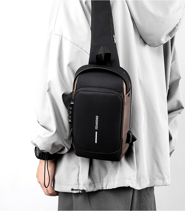 Stijlvolle unisex schoudertas Julian, met robuust design, veiligheidsslot en handige USB oplaadfunctie.