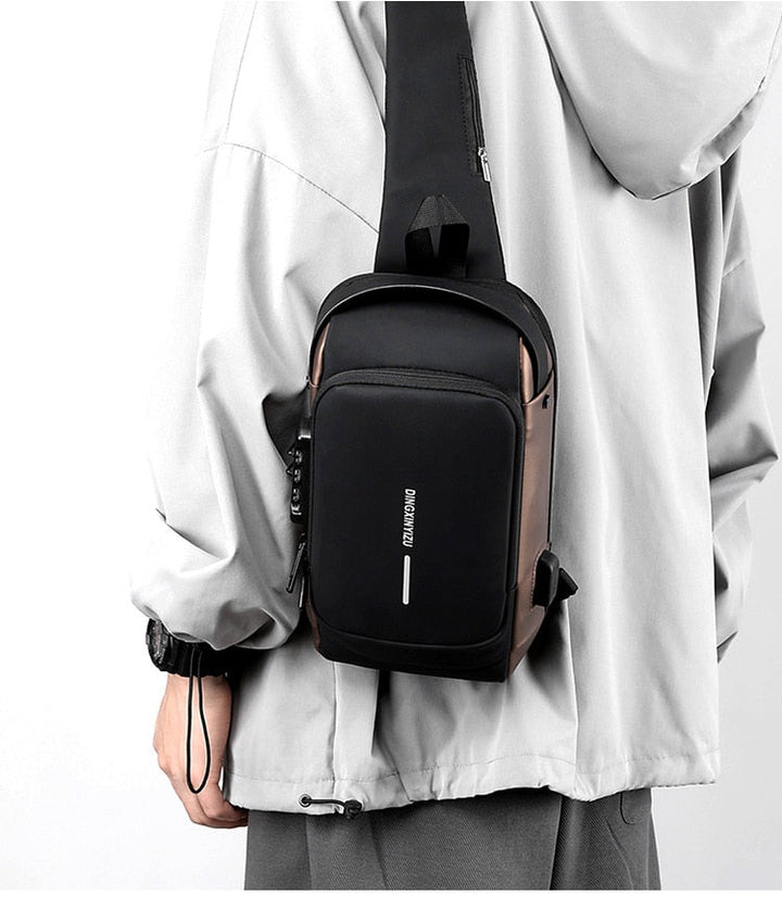 Stijlvolle unisex schoudertas Julian, met robuust design, veiligheidsslot en handige USB oplaadfunctie.