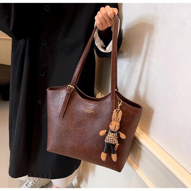 Duurzame dames schoudertas van vegan leer met een opvallende vintage uitstraling, een must-have accessoire.