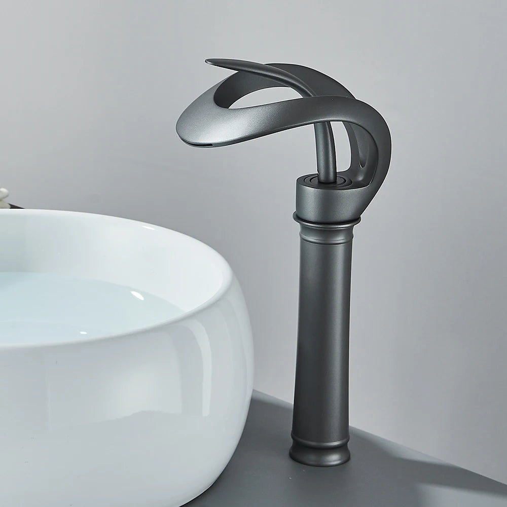 Messing wastafelkraan Flowarc met watervaluitloop voor een moderne, luxe badkamer.