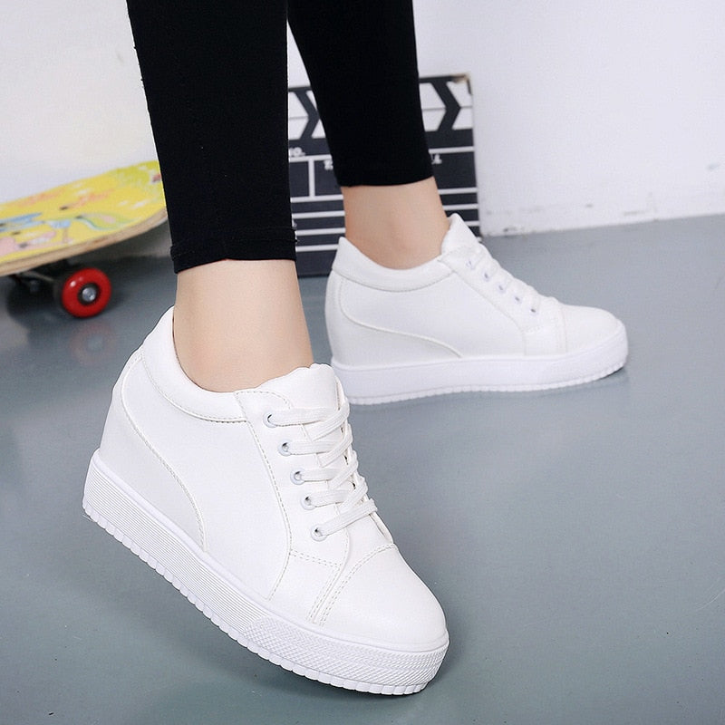 Comfortabele dames schoen met elegante sleehak. Stijlvolle wedge schoen, ideaal voor elke dag.