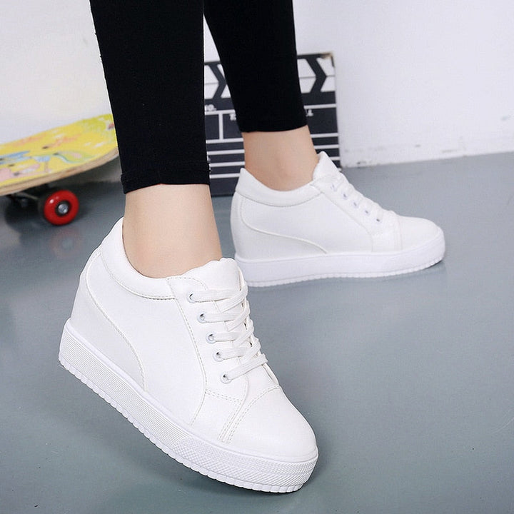 Comfortabele dames schoen met elegante sleehak. Stijlvolle wedge schoen, ideaal voor elke dag.