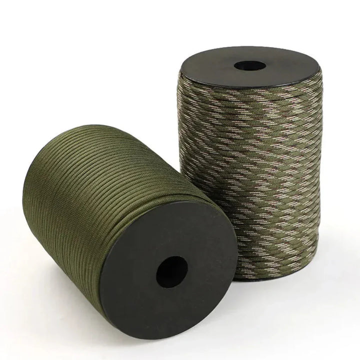 Essentieel 100m paracord touw voor outdoor survival, kamperen en het vastzetten van uitrusting.