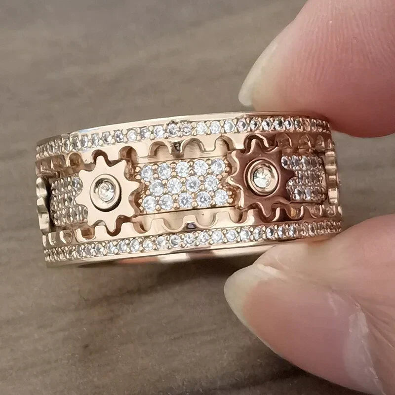 Gedetailleerde weergave van de zilverkleurige draairing Spinfinity, een ontspannende fashion ring.