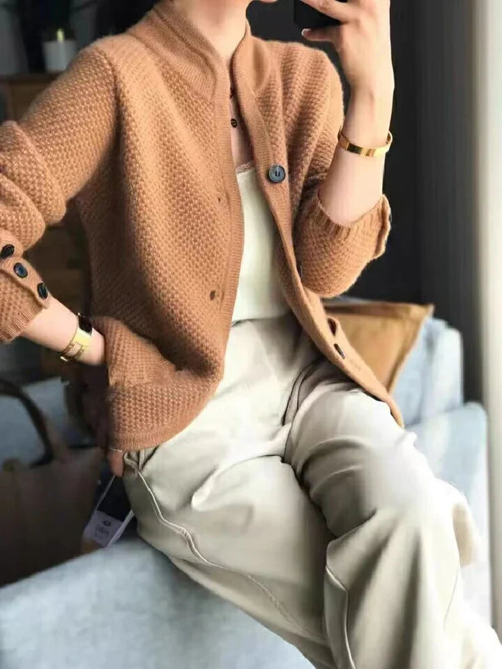 Elegant dames kasjmier vest met opstaande kraag in warm beige. Perfect voor stijlvolle winterkleding.